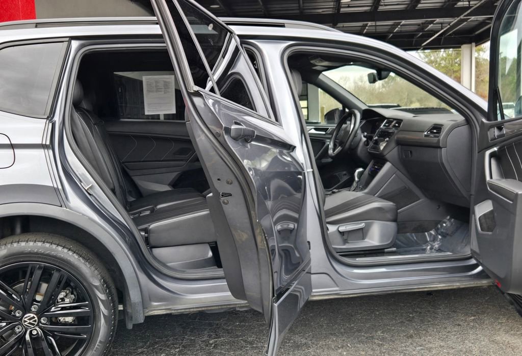 Used 2022 Volkswagen Tiguan SE R-Line image 17