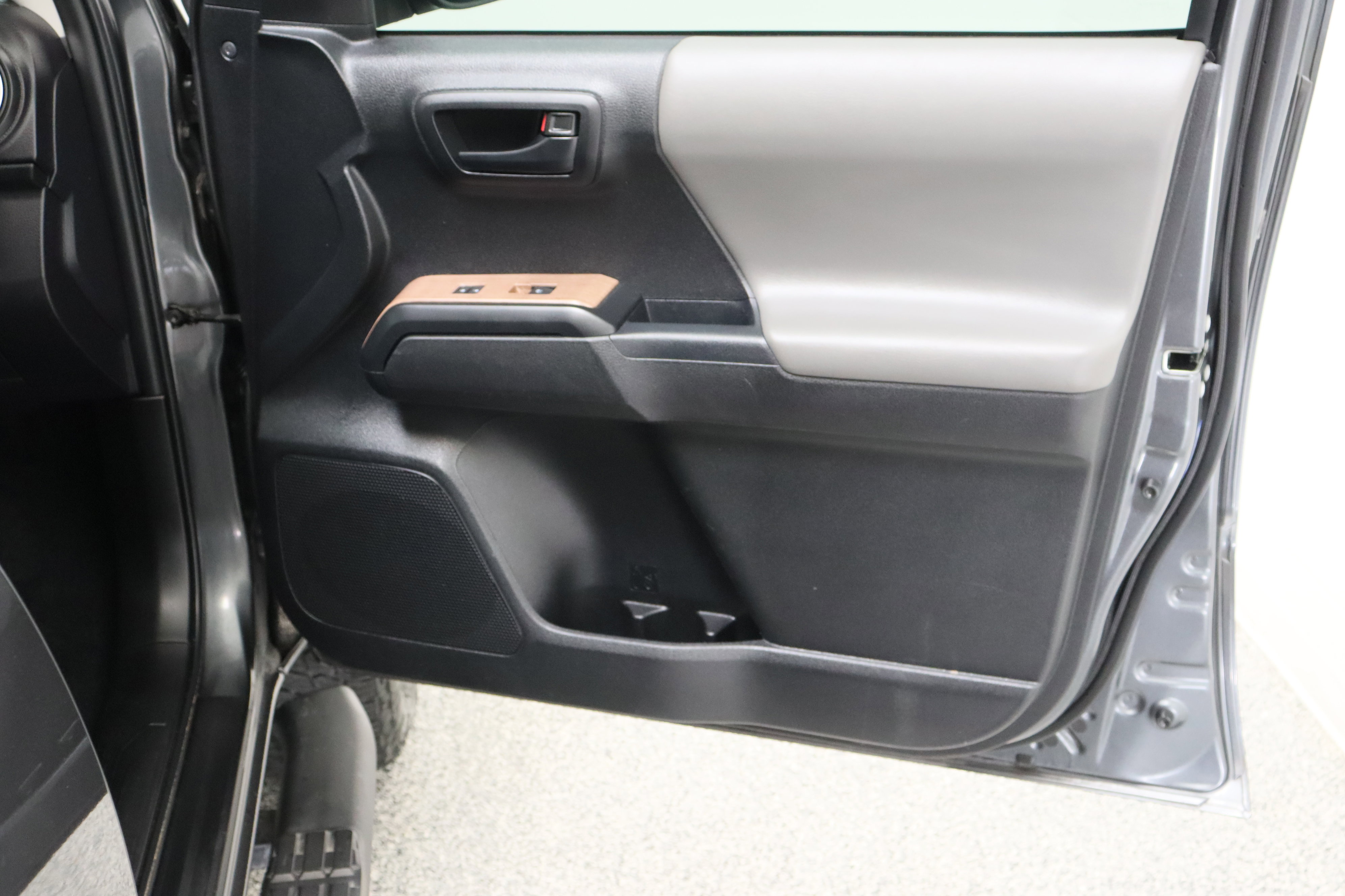 Certified 2023 Toyota Tacoma SR AWD/4WD image 32