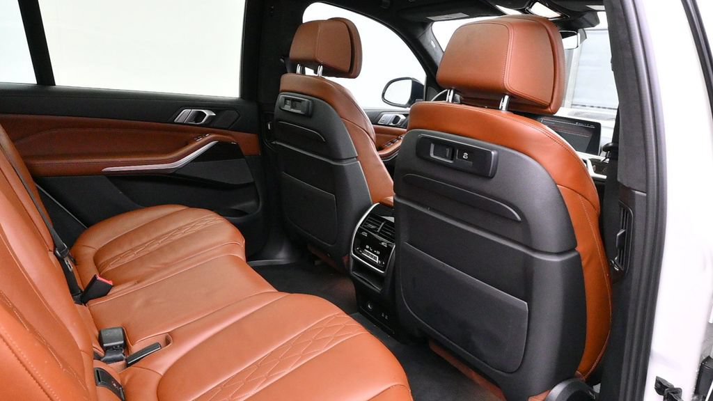 Used 2021 BMW X7 M50i w/ Dynamic Handling Package AWD/4WD image 36
