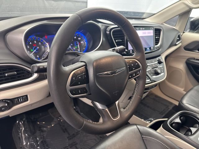 Used 2024 Chrysler Pacifica Touring-L image 14
