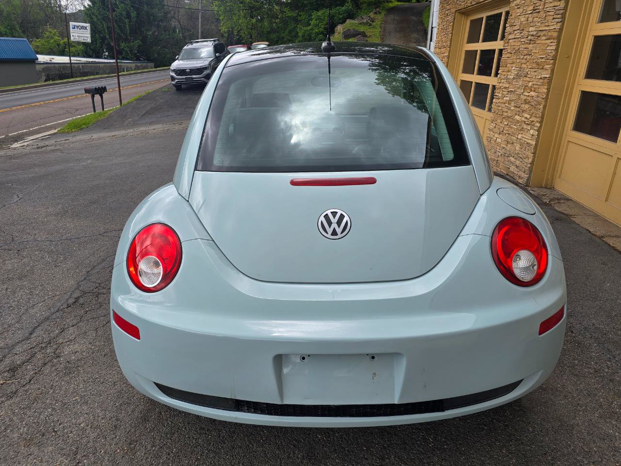 Used 2010 Volkswagen Beetle Final Edition FWD image 8
