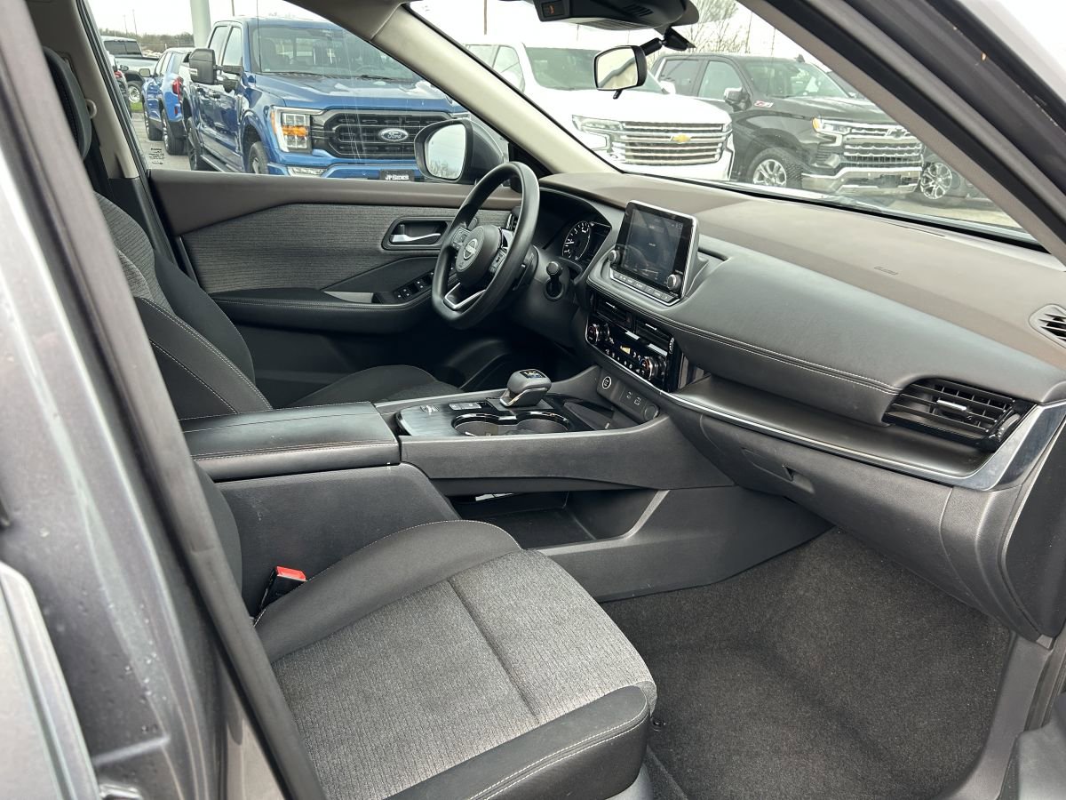 Used 2022 Nissan Rogue SV image 14