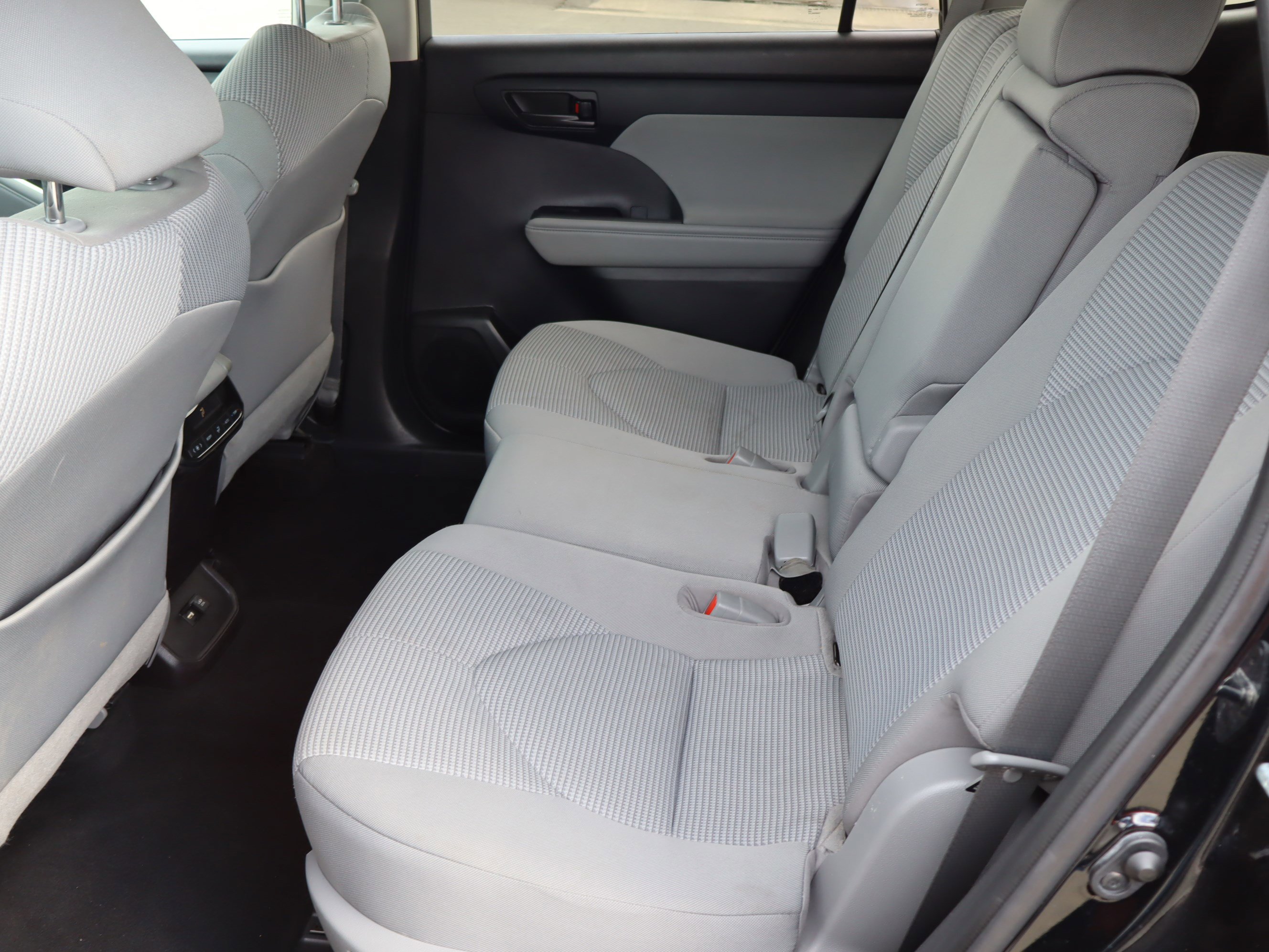 Used 2021 Toyota Highlander LE FWD image 32