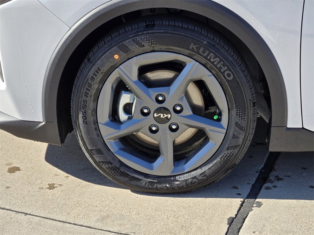 New 2025 Kia K4 LXS image 8