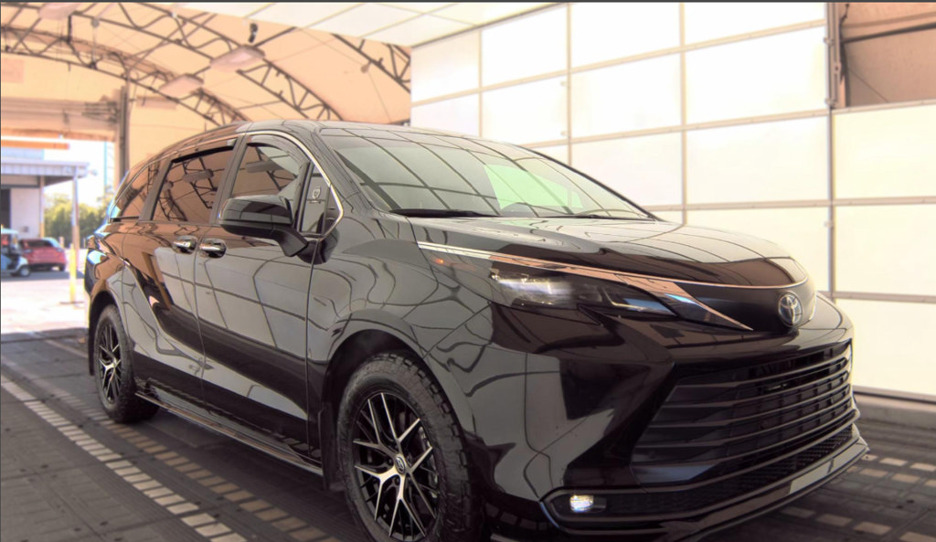 Used 2025 Toyota Sienna XLE FWD image 4