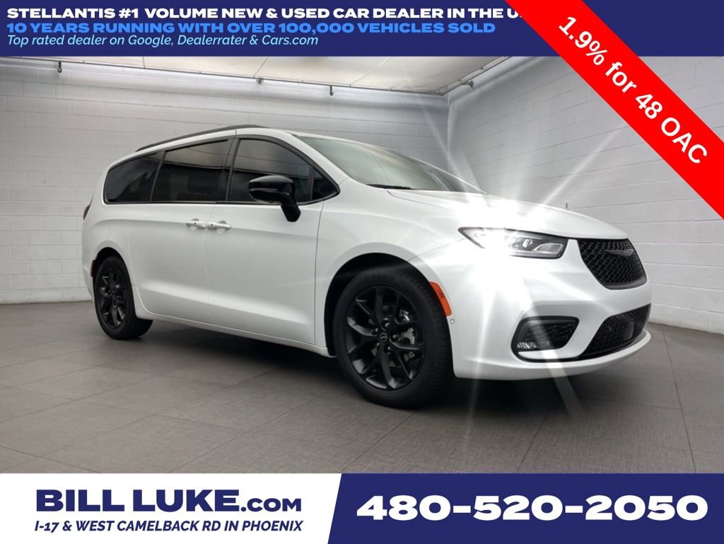 New 2026 Chrysler Pacifica Limited w/ Uconnect Theater Family Group