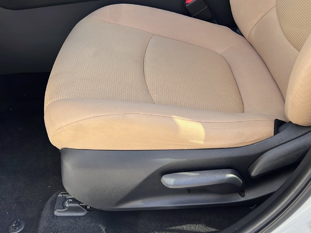 Used 2022 Toyota RAV4 LE AWD/4WD image 16