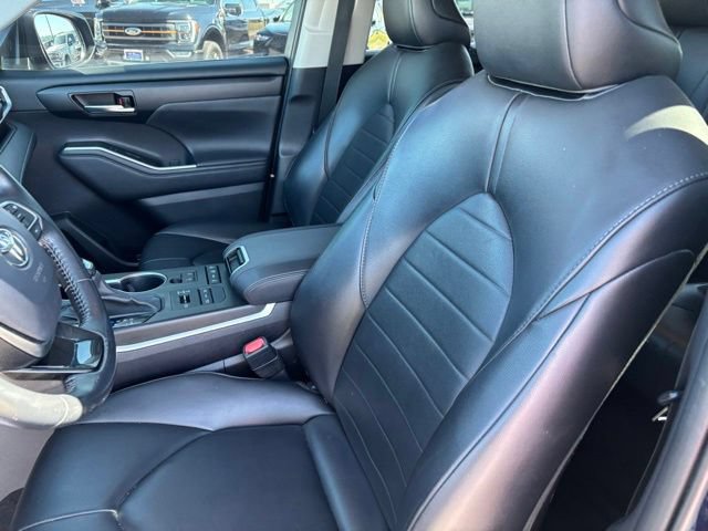 Used 2021 Toyota Highlander XLE AWD/4WD image 12