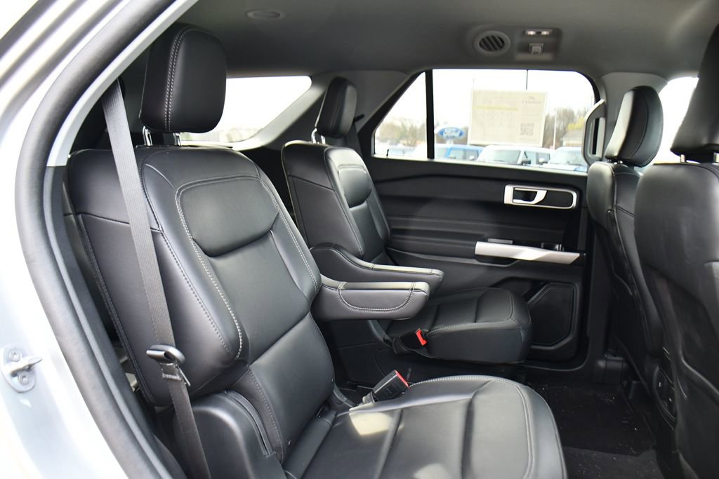 Used 2023 Ford Explorer XLT w/ Equipment Group 202A AWD/4WD image 18
