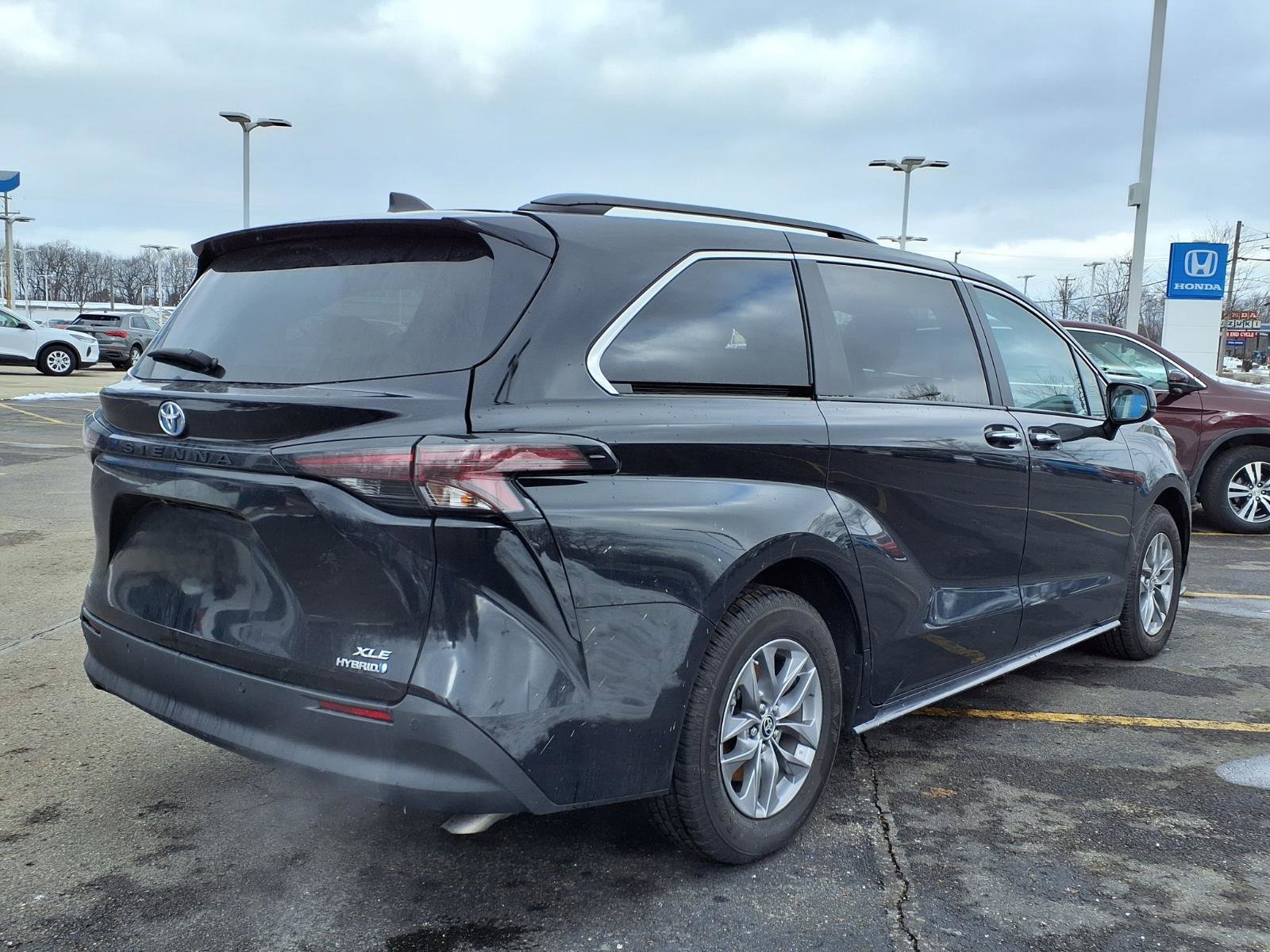 Used 2024 Toyota Sienna XLE image 11
