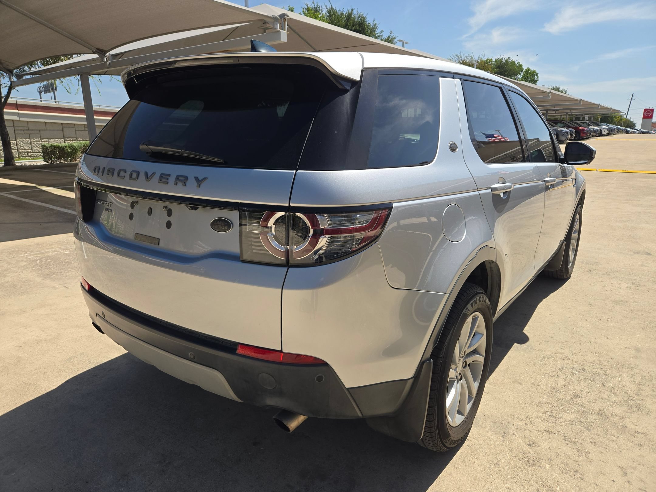 Used 2017 Land Rover Discovery Sport HSE AWD/4WD image 3