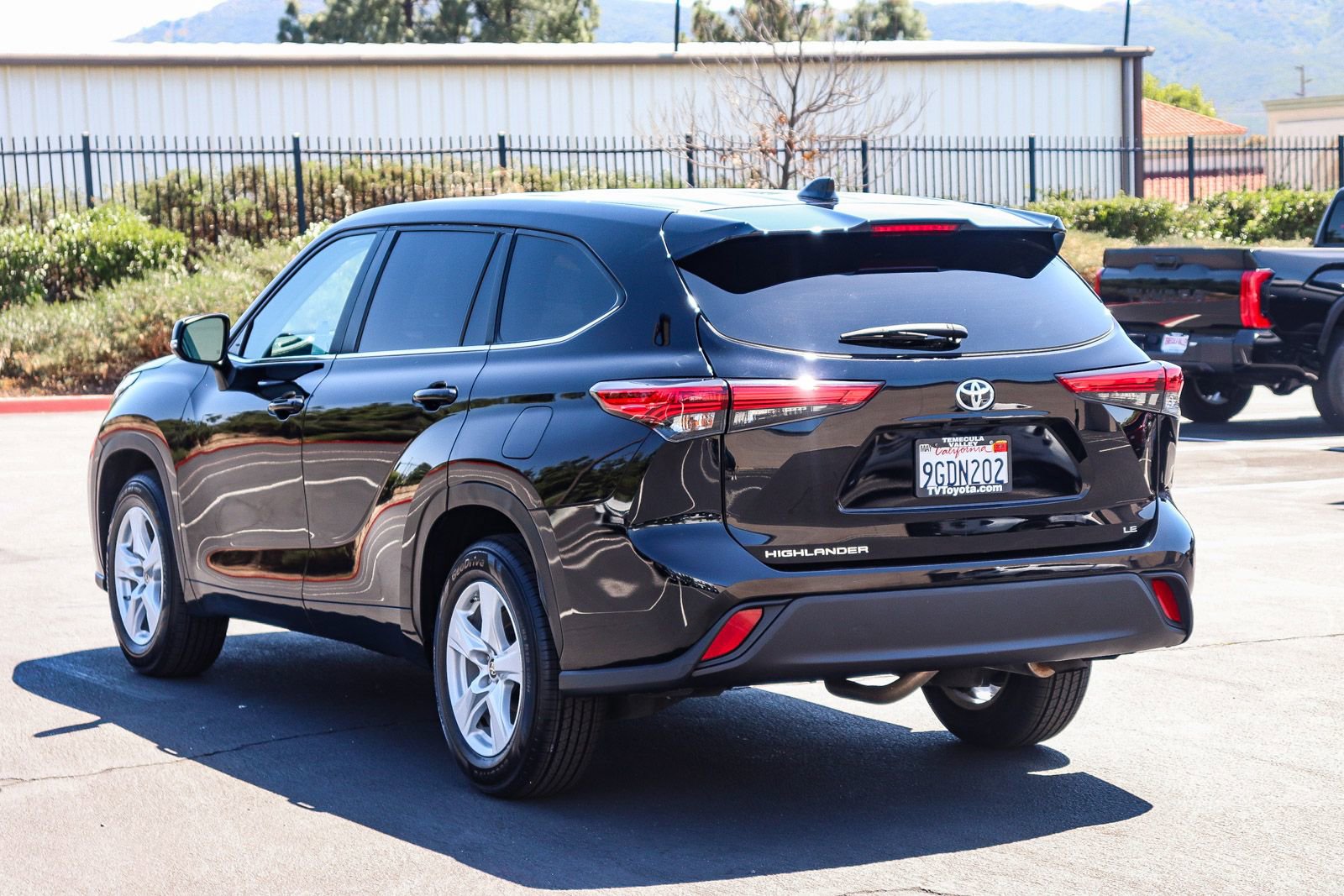 Used 2023 Toyota Highlander LE FWD image 5