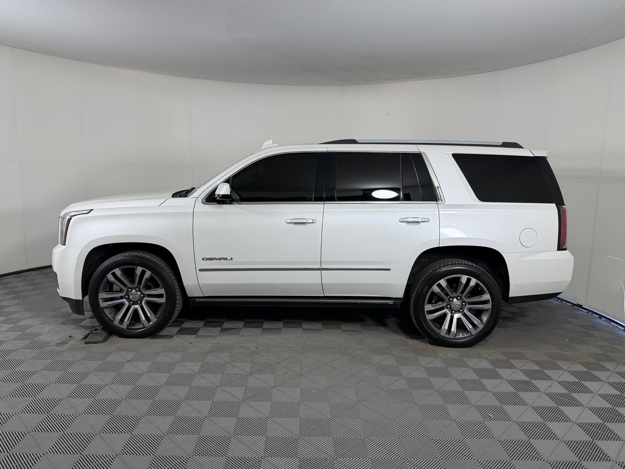 Used 2018 GMC Yukon Denali w/ Denali Ultimate Package AWD/4WD image 2