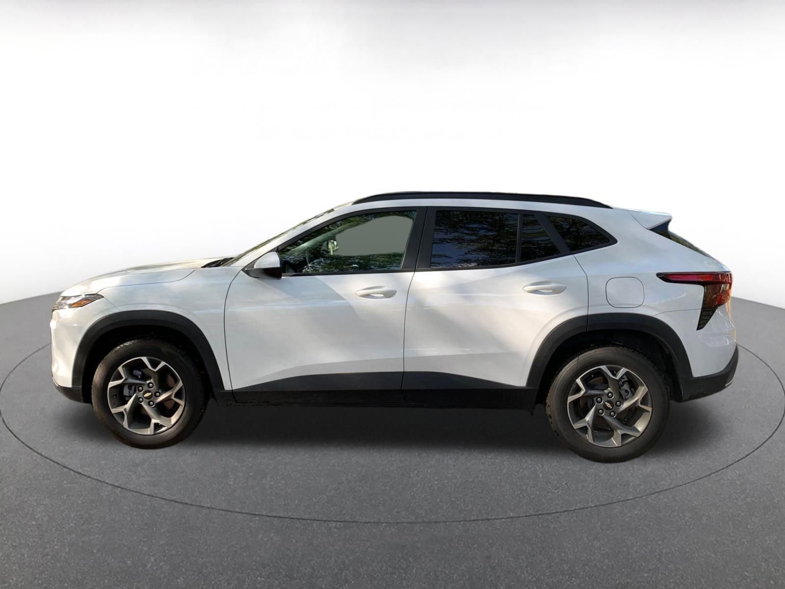 Used 2025 Chevrolet Trax LT w/ LT Convenience Package image 4