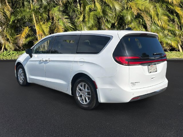 Used 2025 Chrysler Pacifica Select FWD image 8