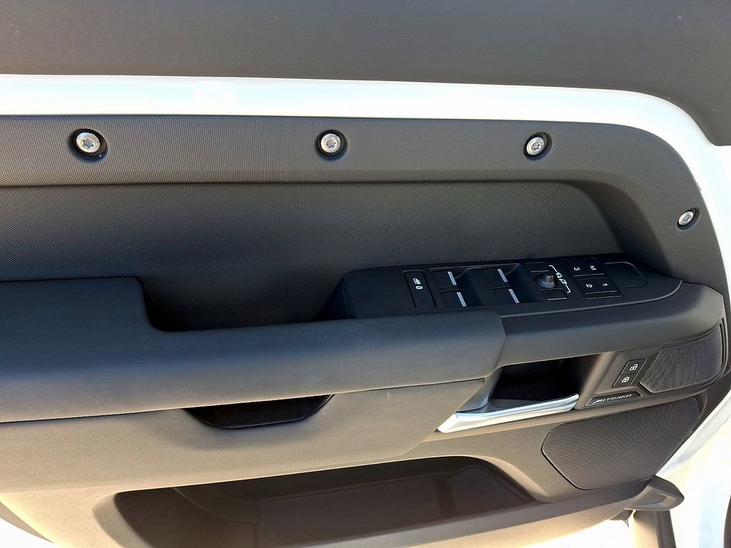 Used 2025 Land Rover Defender 110 S image 12