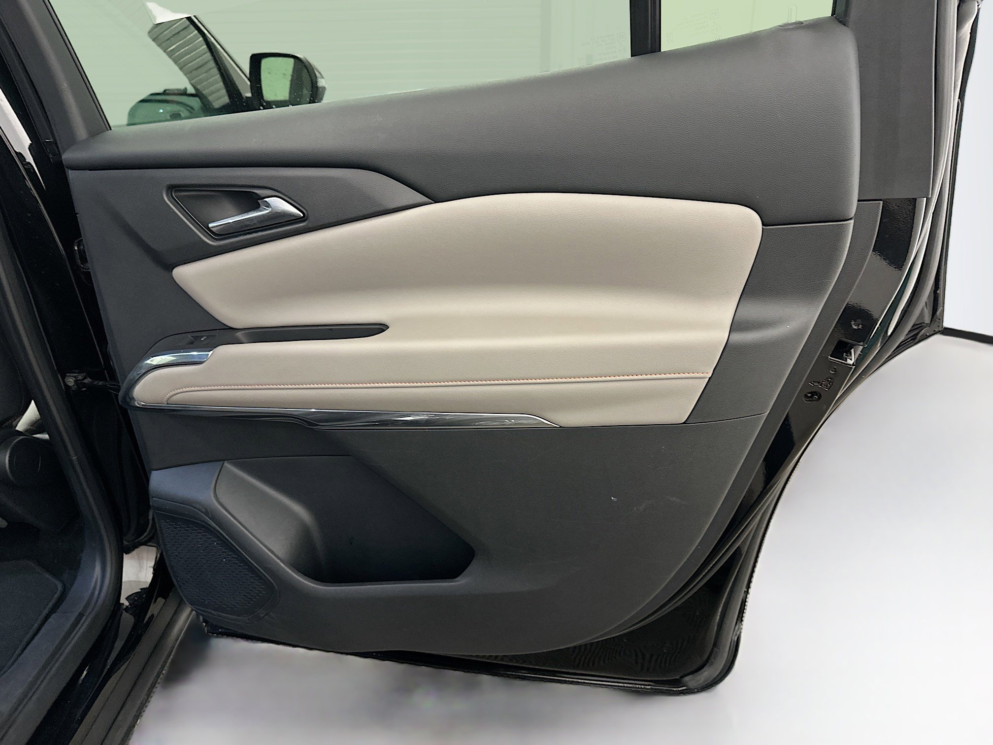 Used 2025 Chevrolet Traverse LT image 33