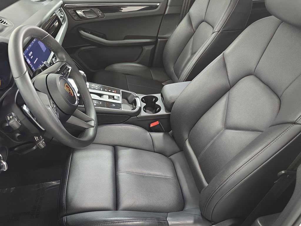 Certified 2025 Porsche Macan image 5
