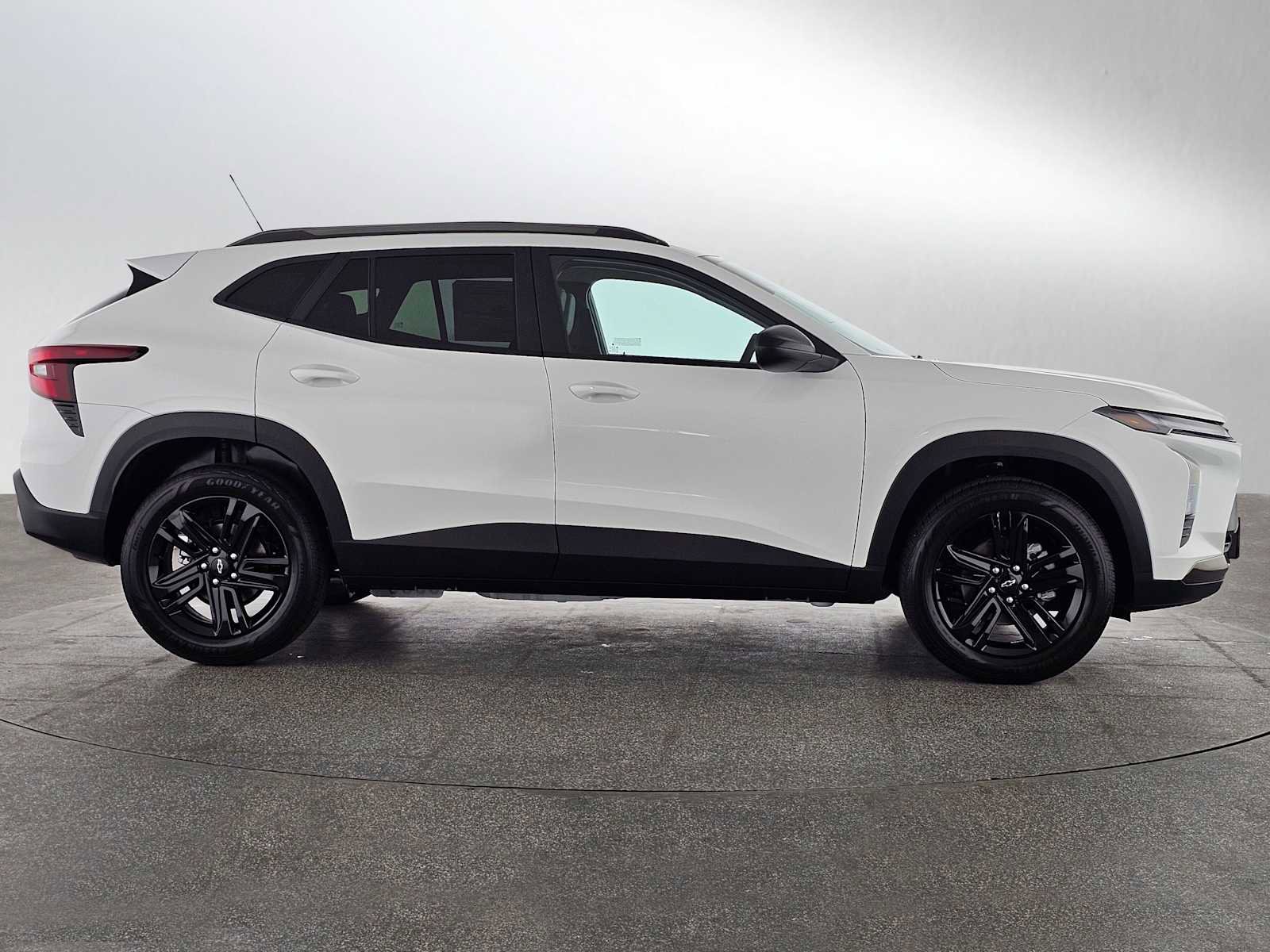New 2026 Chevrolet Trax ACTIV FWD image 2
