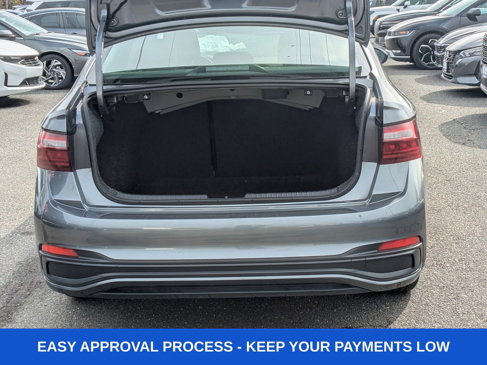 Used 2024 Volkswagen Jetta SE image 3