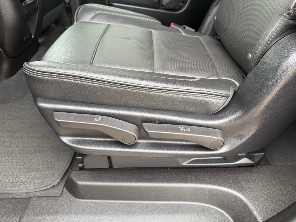 Used 2025 GMC Yukon XL Denali image 11