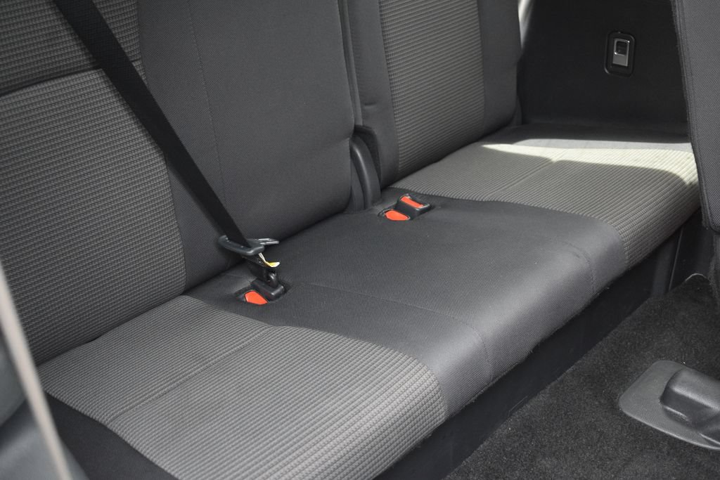 Used 2025 Toyota Highlander LE FWD image 32