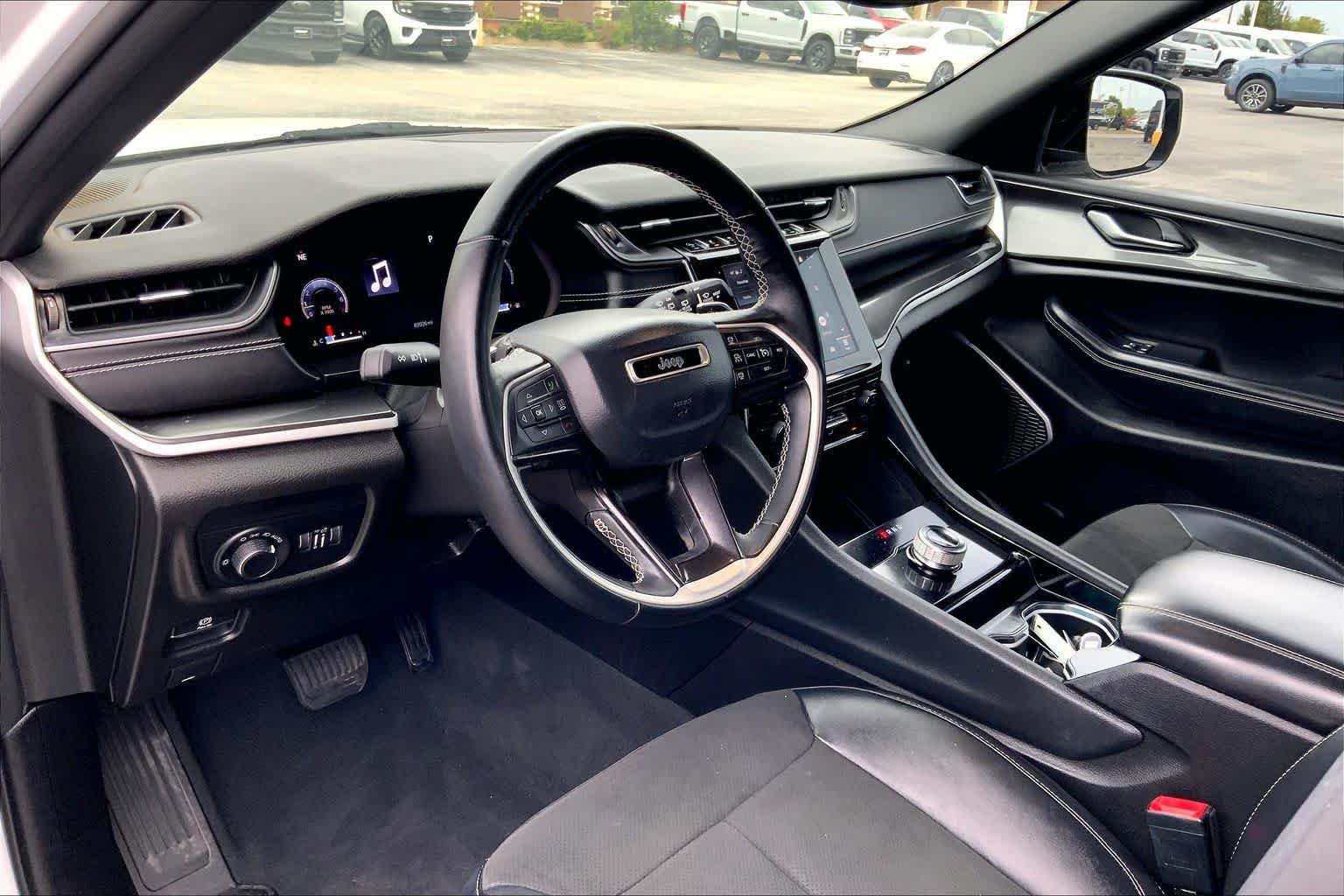 Used 2022 Jeep Grand Cherokee Altitude AWD/4WD image 25