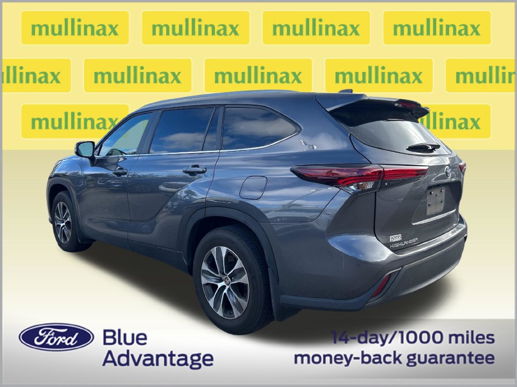 Used 2024 Toyota Highlander XLE FWD image 3