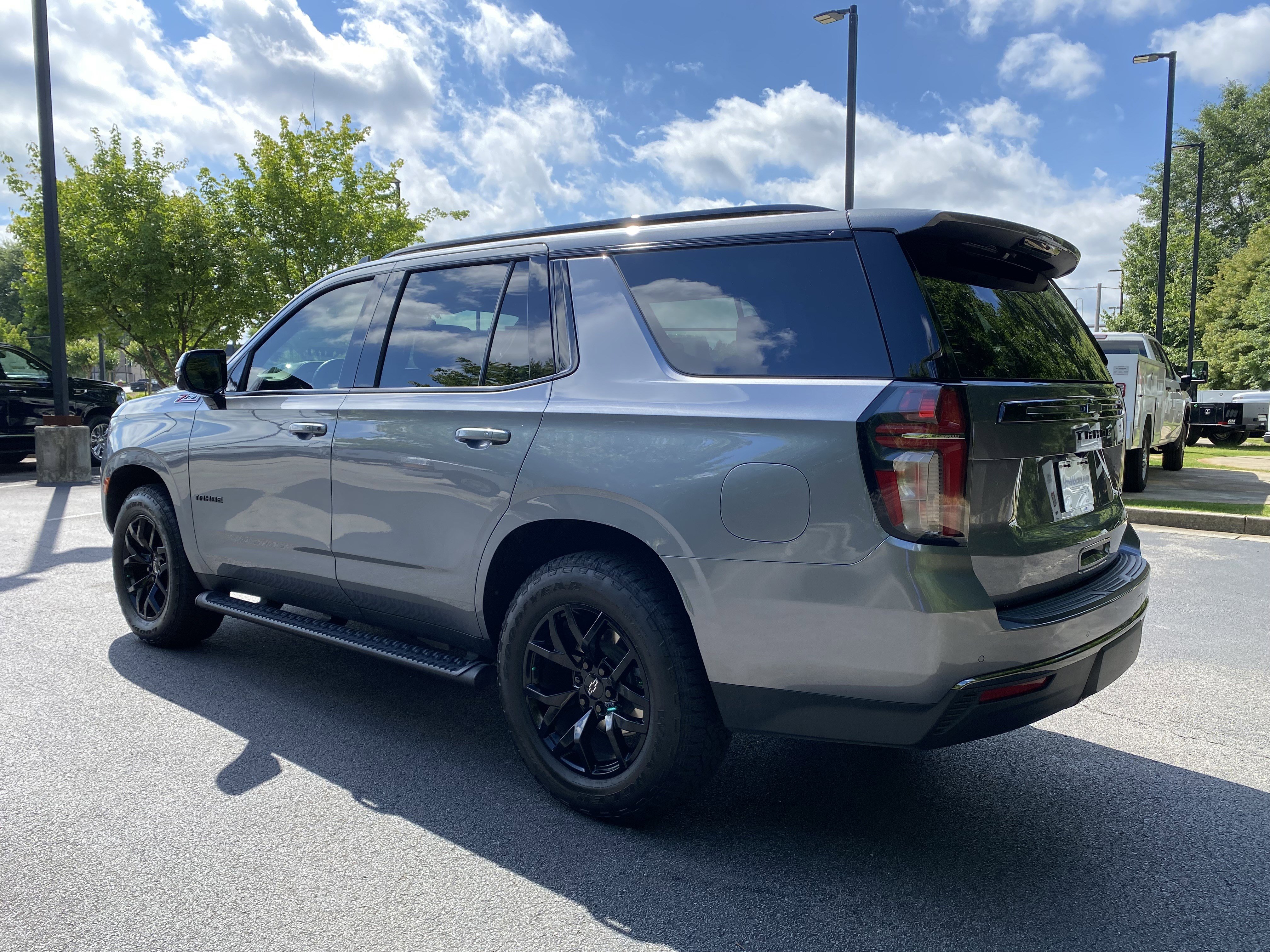 Used 2022 Chevrolet Tahoe Z71 w/ Luxury Package AWD/4WD image 7