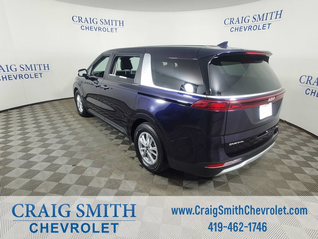 Used 2024 Kia Carnival LX FWD image 3