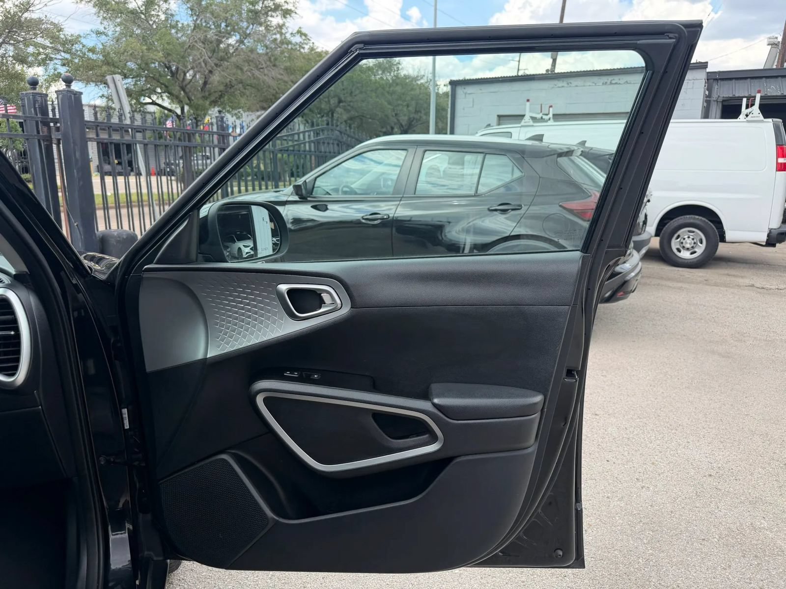 Used 2023 Kia Soul LX w/ LX Technology Package FWD image 9