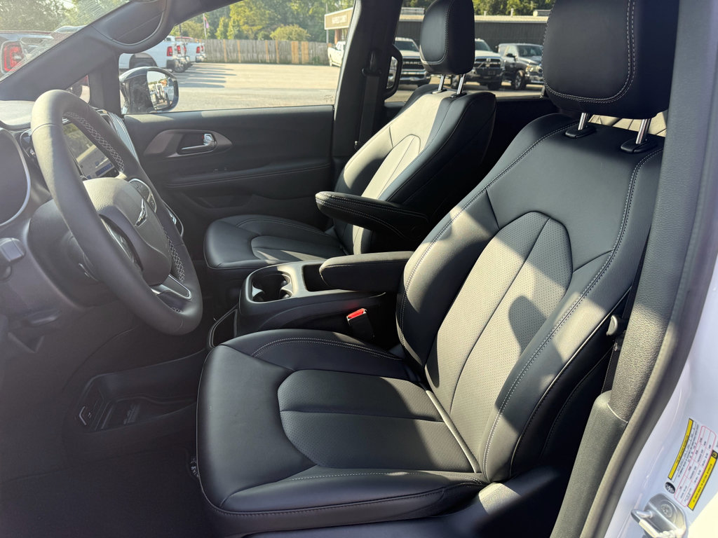 New 2026 Chrysler Pacifica Select image 9