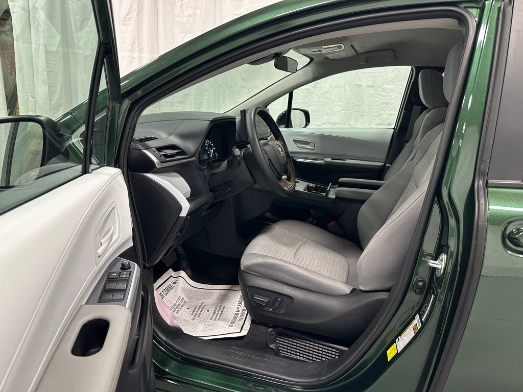 Used 2025 Toyota Sienna LE FWD image 10