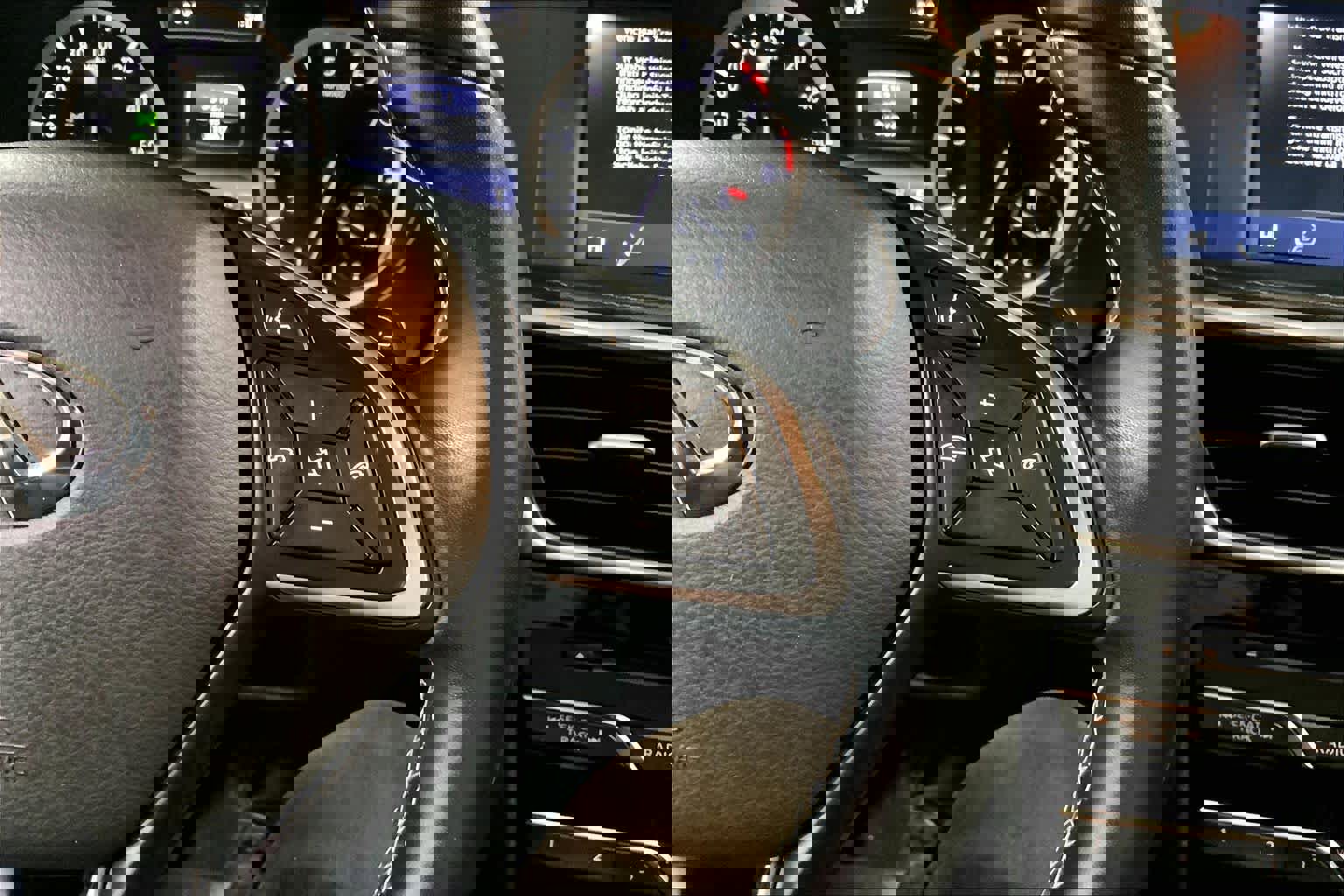 Used 2019 INFINITI QX30 LUXE w/ Navigation Package image 25