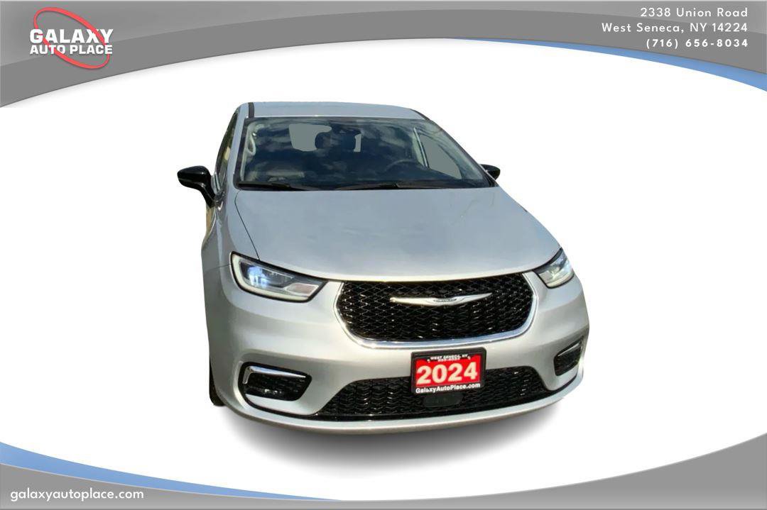 Used 2024 Chrysler Pacifica Touring-L FWD image 3
