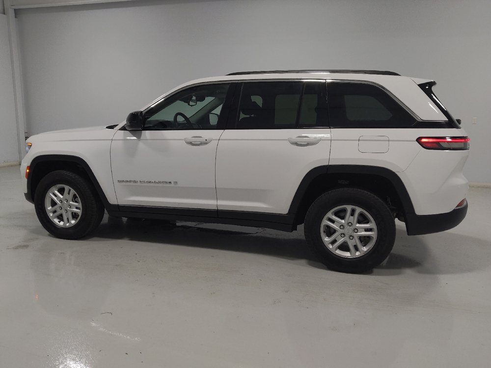 Used 2023 Jeep Grand Cherokee Laredo w/ Luxury Tech Group I AWD/4WD image 3