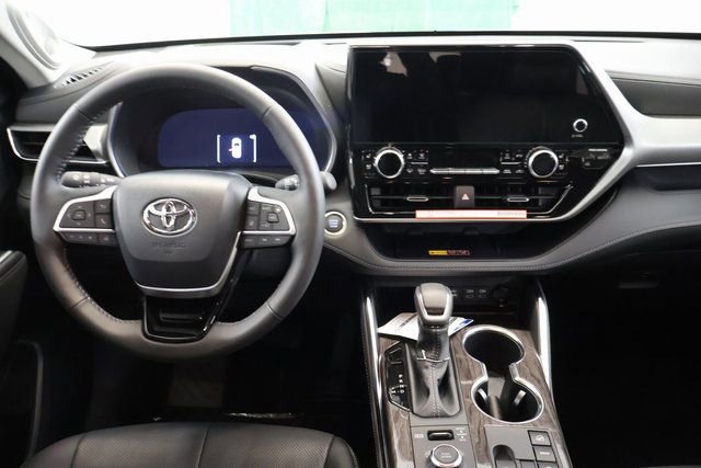 New 2026 Toyota Highlander Platinum image 17