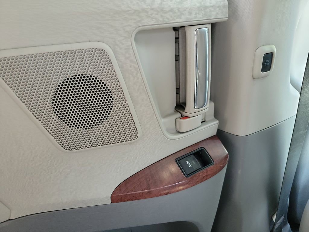 Used 2014 Toyota Sienna XLE w/ XLE Premium Package image 21