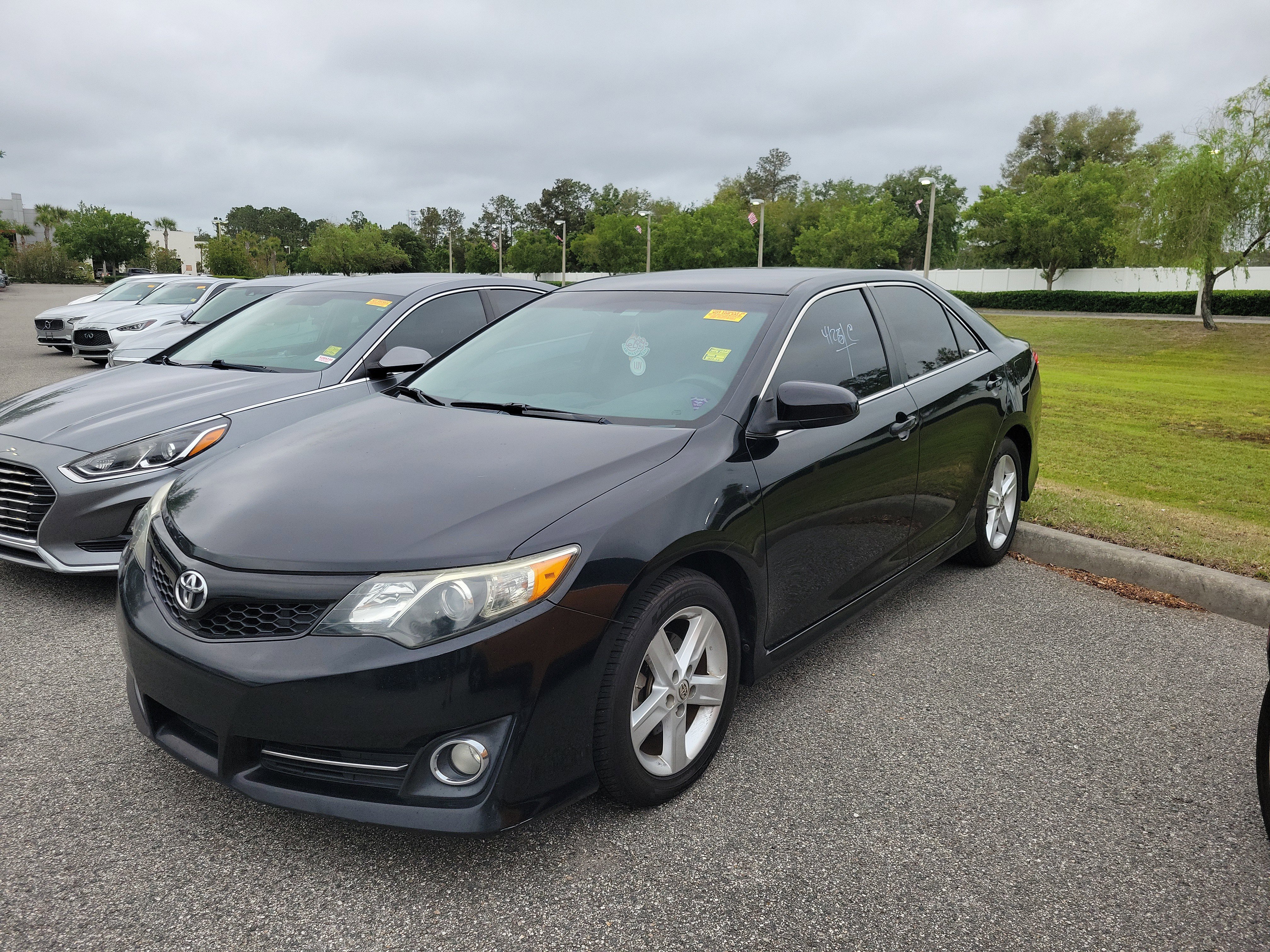 Used 2013 Toyota Camry SE FWD image 1