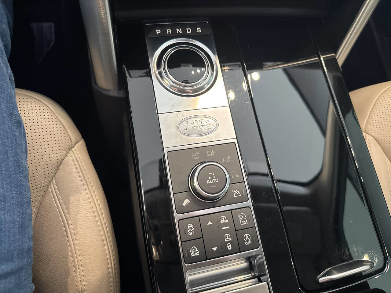 Used 2017 Land Rover Discovery HSE image 42