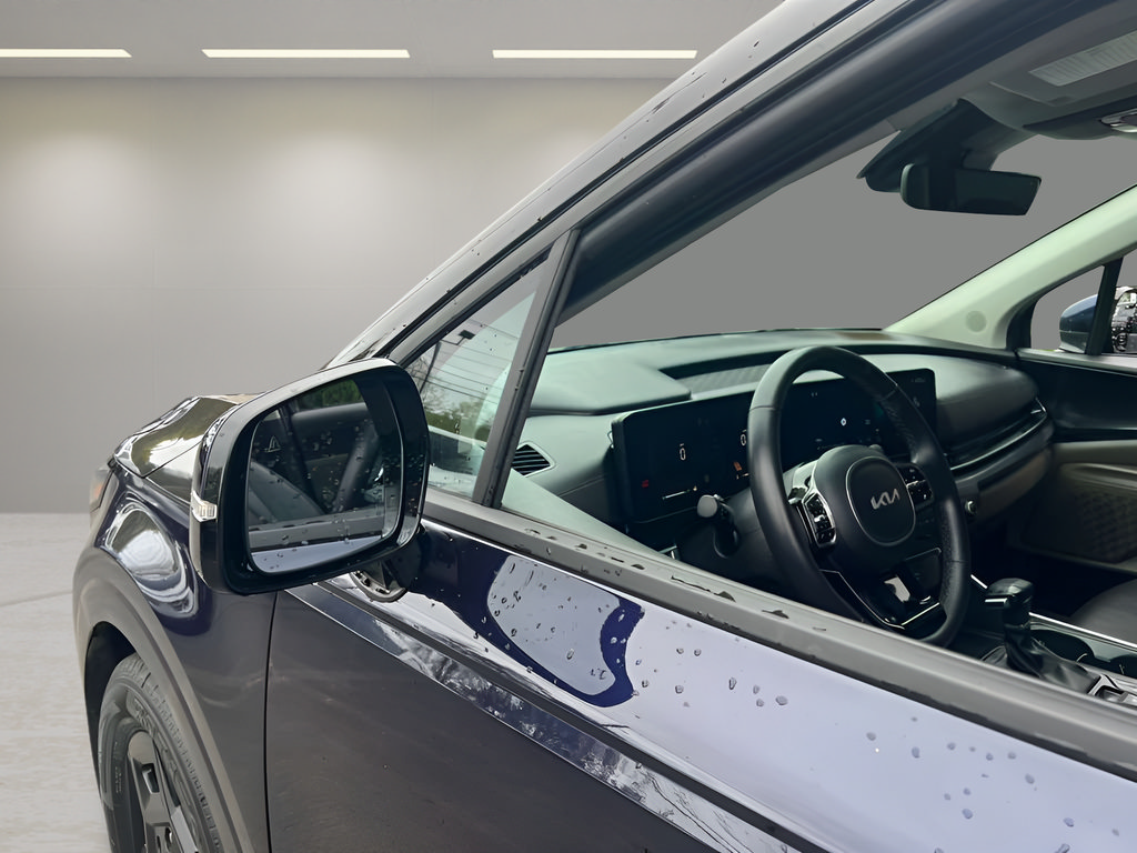 Used 2025 Kia Carnival FWD image 29
