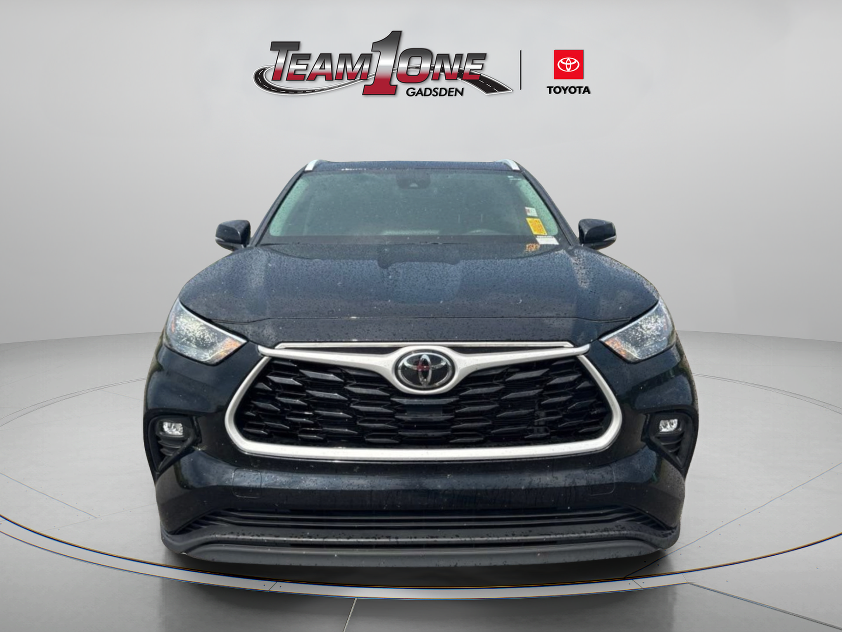 Used 2024 Toyota Highlander XLE FWD image 2