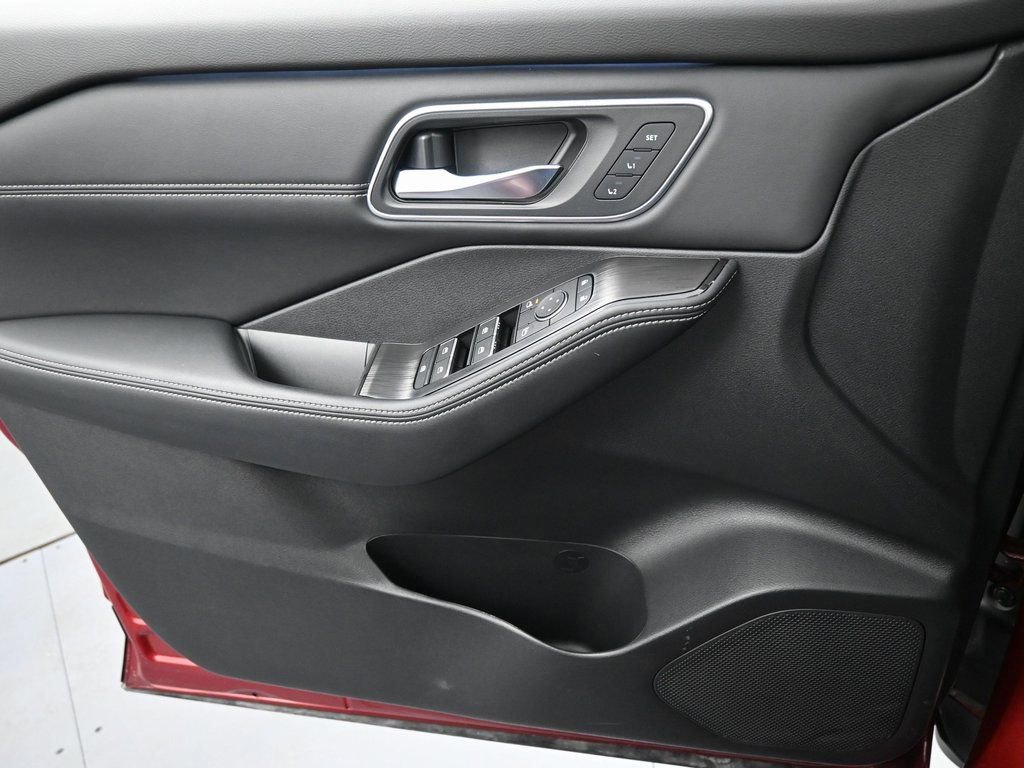 Used 2025 Nissan Rogue Platinum w/ Platinum Premium Package image 24