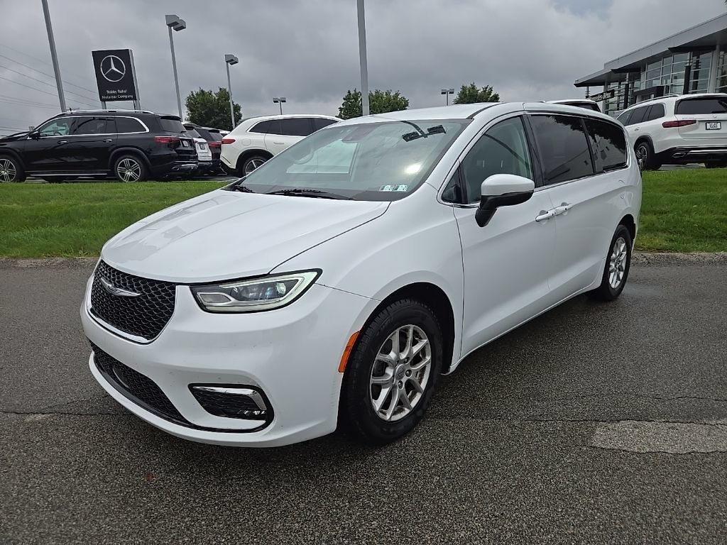 Used 2023 Chrysler Pacifica Touring-L FWD image 9
