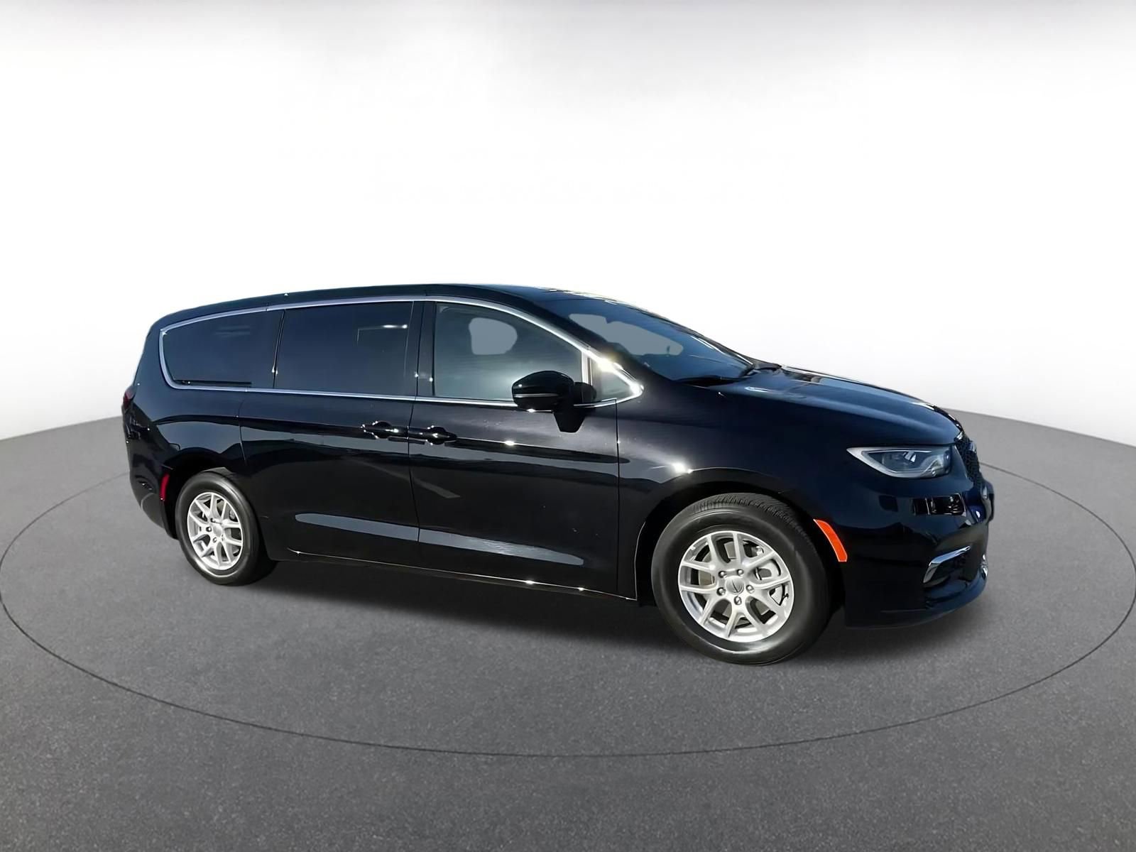 Used 2025 Chrysler Pacifica Select image 2