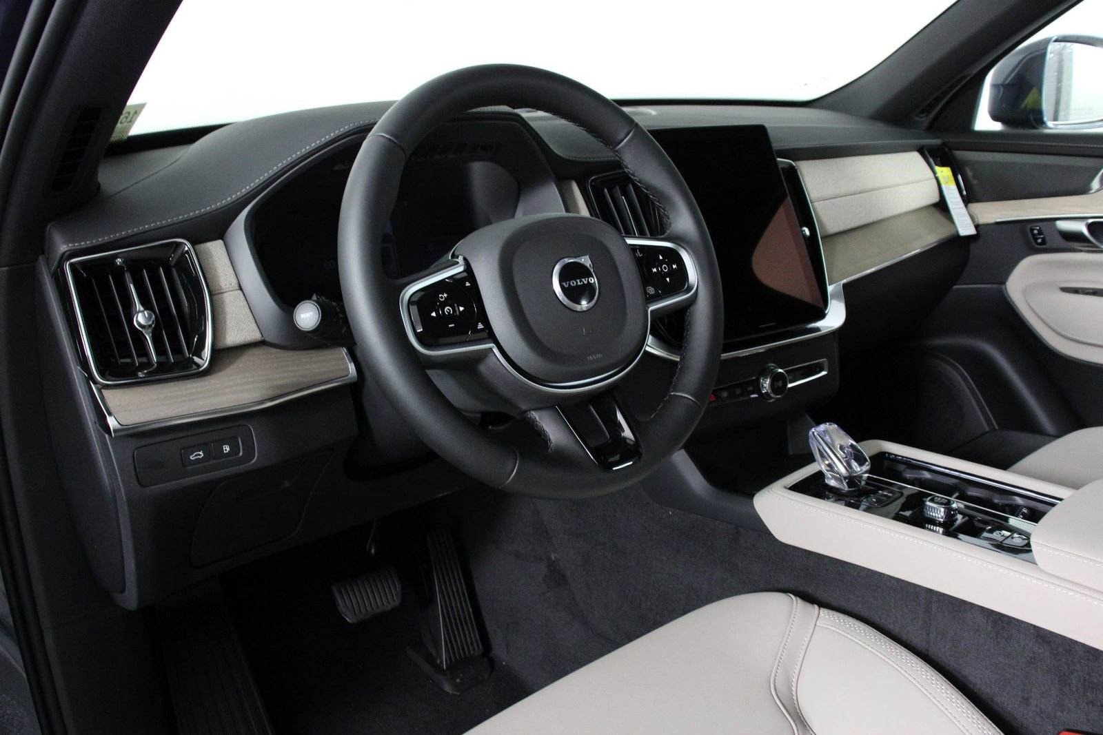 New 2026 Volvo XC90 T8 Plus w/ Protection Package Premier image 8