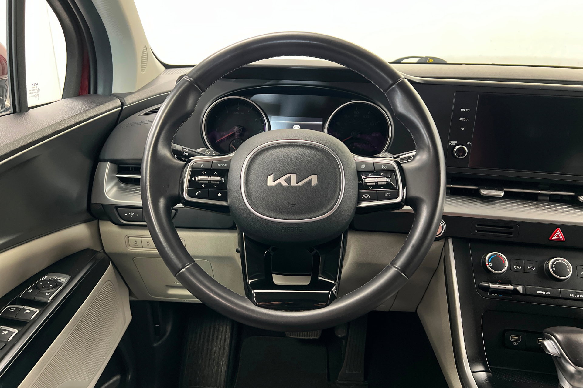 Used 2024 Kia Carnival LX image 13