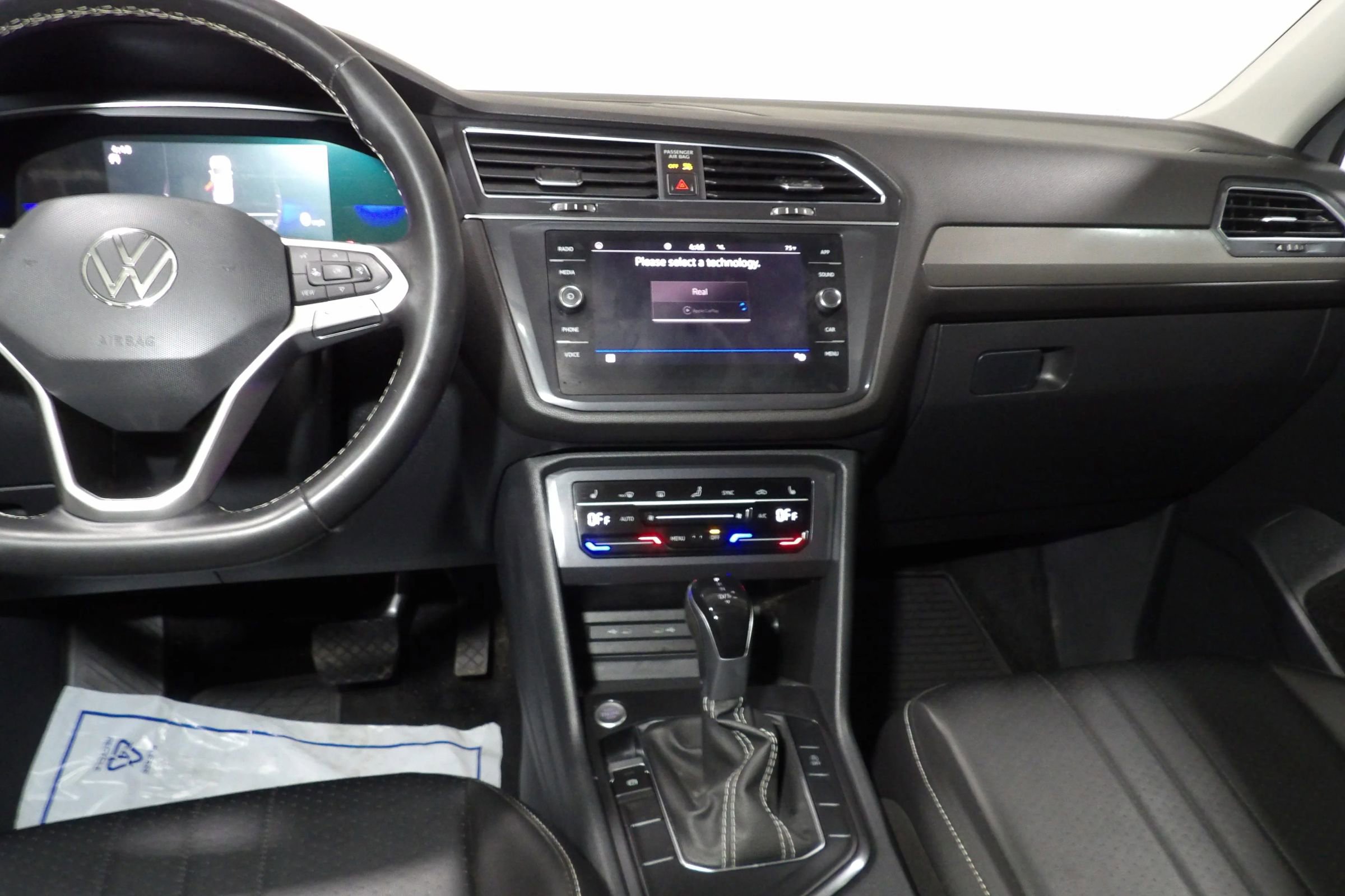Used 2022 Volkswagen Tiguan SE w/ Panoramic Sunroof Package FWD image 17