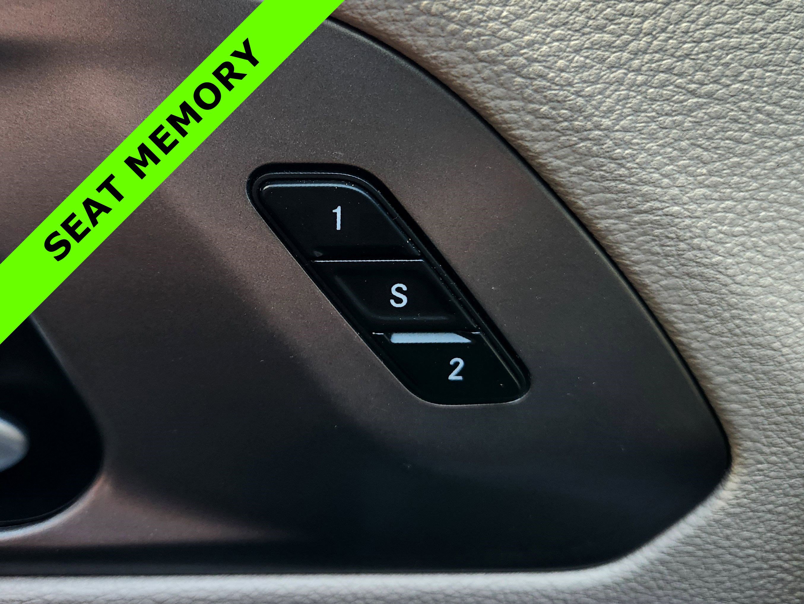 Used 2024 Chrysler Pacifica Touring-L image 13