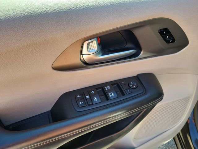 Used 2024 Chrysler Pacifica Touring-L image 15